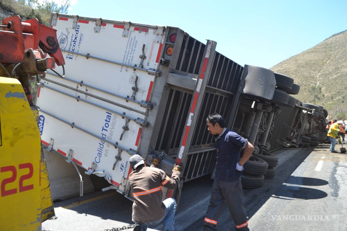 Pierde control de tráiler y causa un choque triple en la carretera 57