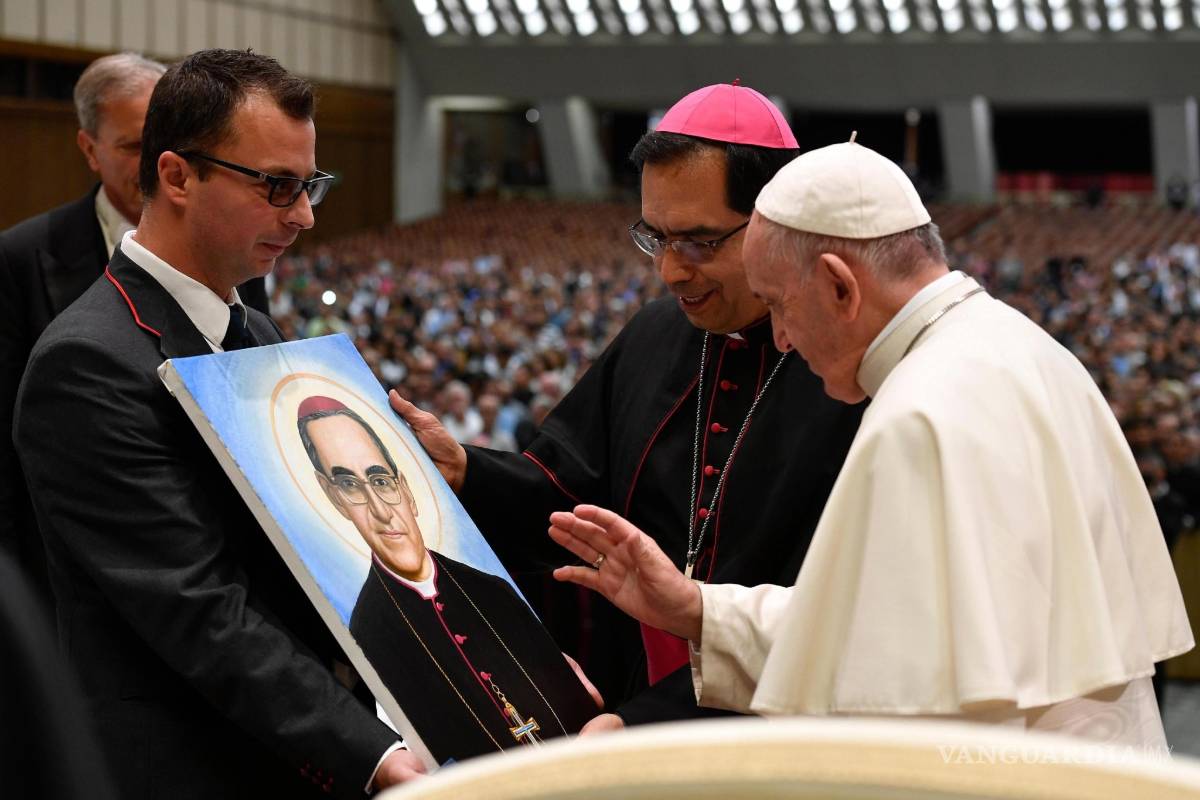 Pide el papa Francisco que el recuerdo de Romero sea un mensaje de paz en Latinoamérica