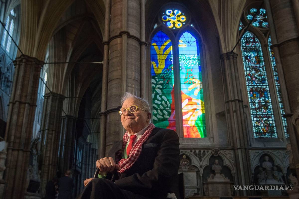 David Hockney firma un vitral dedicado a Isabel II en abadía de Westminster