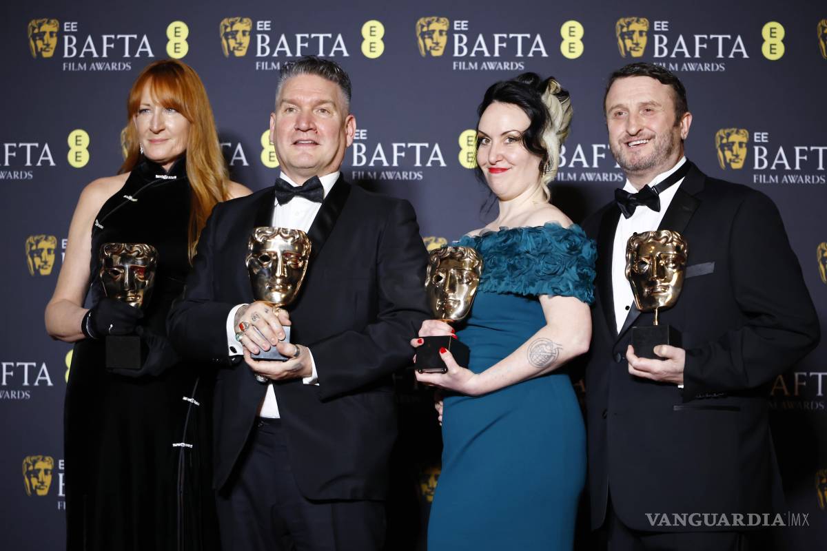 $!LONDON (United Kingdom), 22/02/2026.- Make up artists Jordan Samuel (2-L), Cliona Furey (L), Mike Hill (R), and Prosthetics Supervisor Megan Many (2-R) pose with the award for Best make up and hair for 'Frankenstein' in the press room during the EE BAFTA Film Awards 2026 at the Royal Festival Hall in London, Britain, 22 February 2026. The ceremony is hosted by the British Academy of Film and Television Arts (BAFTA). (Cine, Cine, Jordania, Reino Unido, Londres) EFE/EPA/TOLGA AKMEN