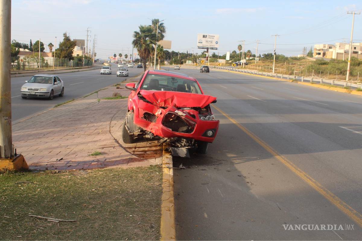 $!El auto acabó con severos daños en la parte frontal y fue necesaria la presencia de una grúa.