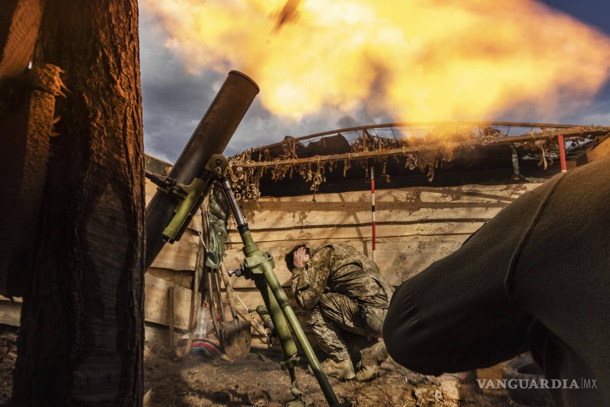 $!Soldados de la 110.a Brigada de Defensa Territorial de Ucrania disparan una ronda de mortero contra posiciones rusas cercanas en la región de Zaporizhzhia.