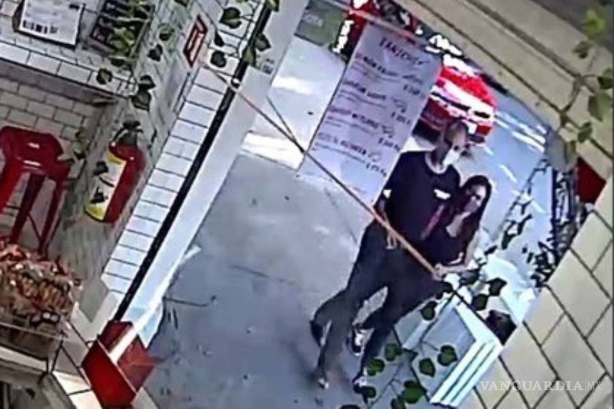 Gatell se paseó con su novia por la Condesa ¿con COVID?