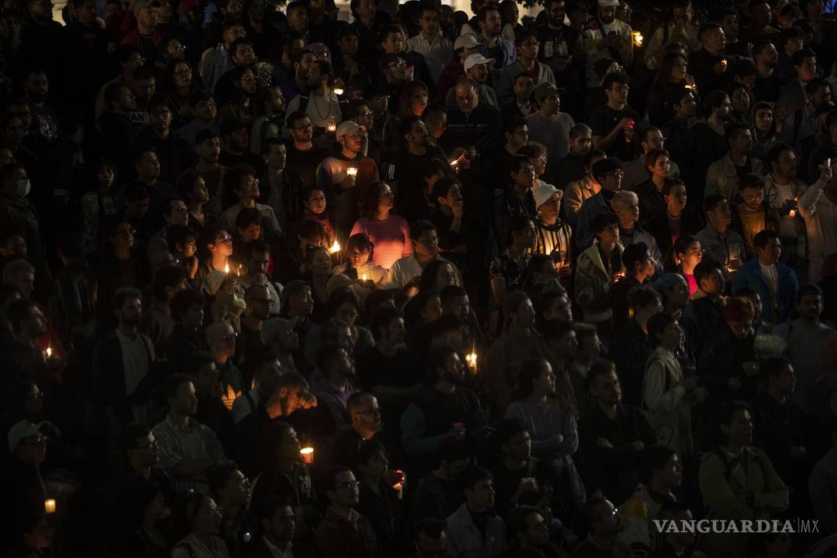 $!Cientos de activistas de la comunidad LGBT protestan con una vigilia para exigir justicia por el asesinato del Magistrade Jesús Ociel Baena en la Ciudad de México.