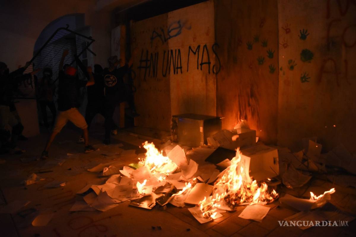 $!Disparan policías de Cancún durante manifestación por feminicidio de Alexis; reportan dos heridos