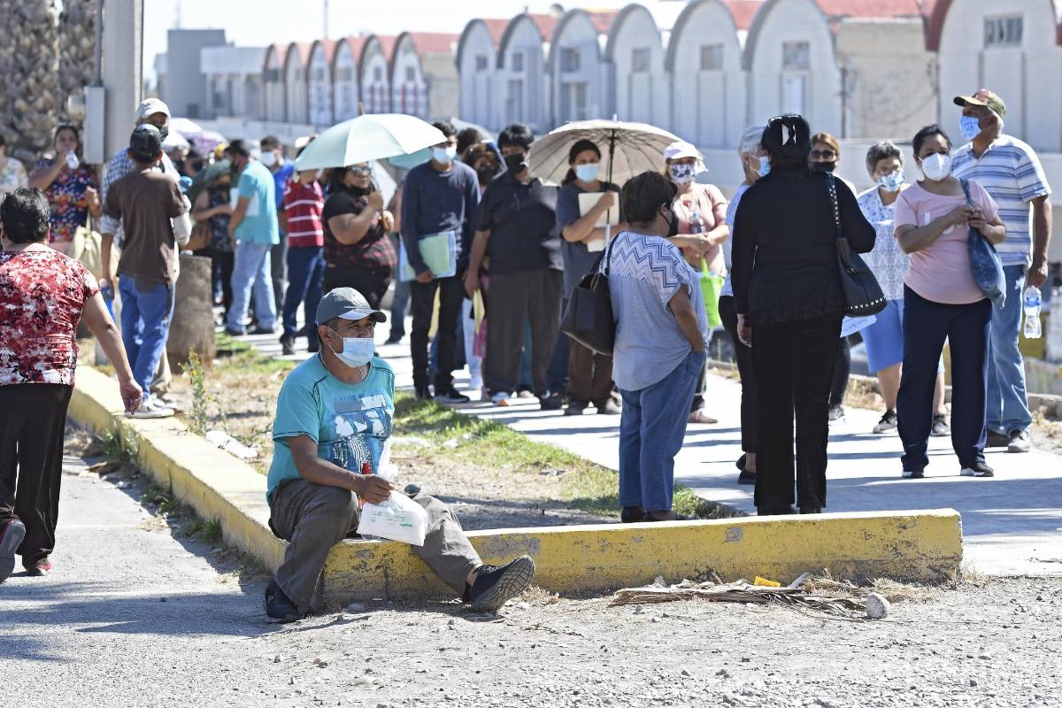 $!Kilométrica fila en módulo de CANACINTRA para recibir vacuna contra el COVID-19