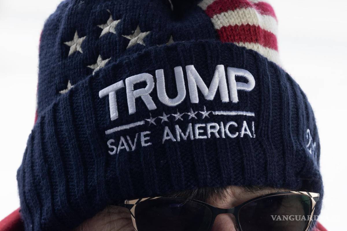 $!Un partidario de Donald Trump espera para ingresar a un mitin de campaña en vísperas de las primarias de New Hampshire, en Laconia, New Hampshire.