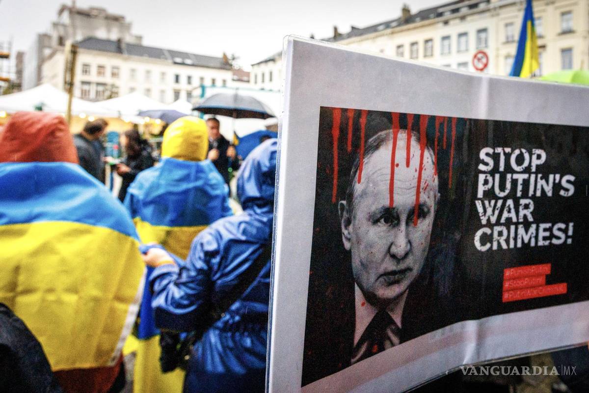 $!Una pancartacontra Vladimir Putin en la protesta organizada por ‘Go-to Ukrainian’ para conmemorar los 1,000 días desde la invasión rusaen Bruselas, Bélgica.