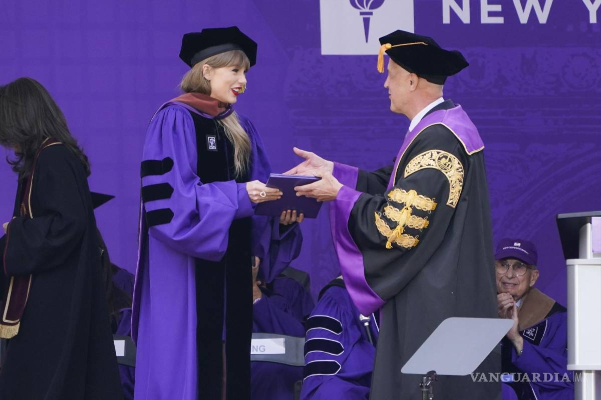 $!Taylor Swift recibe un doctorado honorario durante la ceremonia de graduación de la Universidad de Nueva York en el Yankee Stadium.
