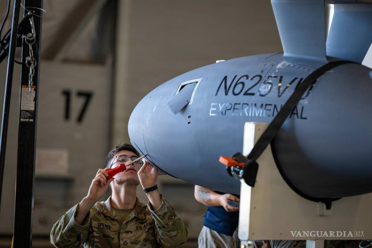 $!Un soldado del Ejército de los Estados Unidos. ensamblando un vehículo aéreo no tripulado, durante el evento anual de Experimentación de la Flota (FLEX 2026).