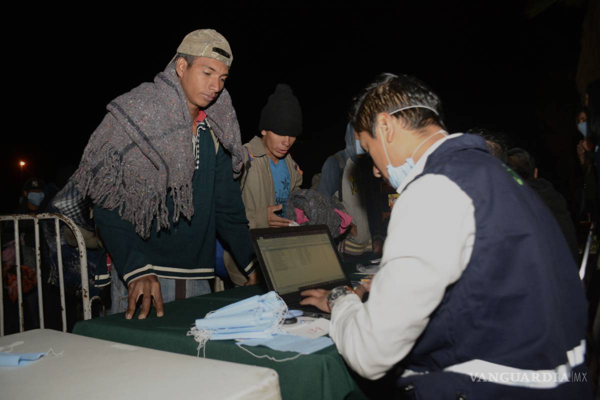 $!Arriban a Saltillo mil 900 migrantes; abren mega albergue