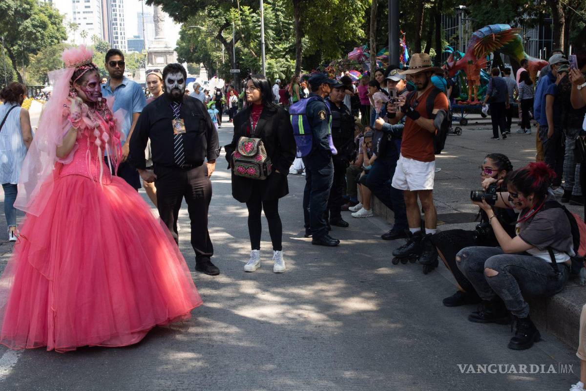 $!Decenas de personas se maquillaron de catrines y catrinas en avenida Reforma para participar en la tarde en la “Mega Procesión de Catrinas 2022”.
