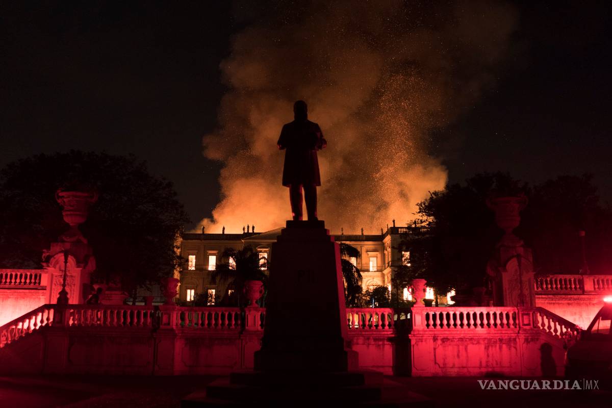 $!Voraz incendio destruye el Museo Nacional de Brasil y pierde gran parte de su acervo (Fotogalería)