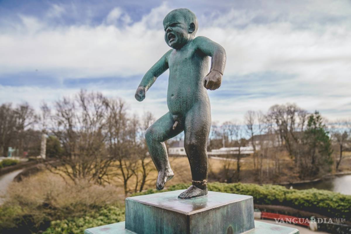 Vándalos dañan una famosa estatua de un bebé furioso en Oslo