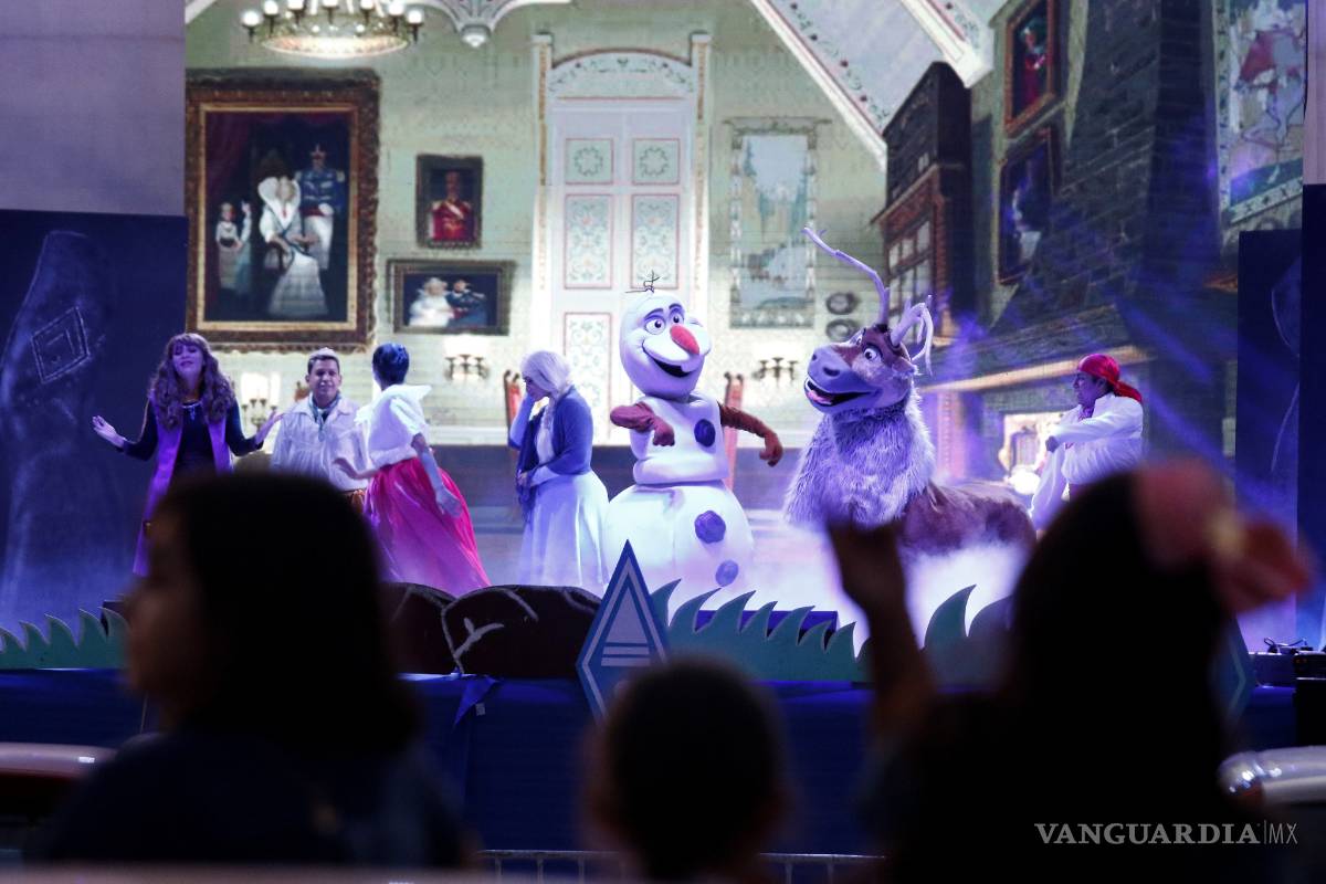 Con Frozen 2 saltillenses disfrutan de la primera función del Autoforo