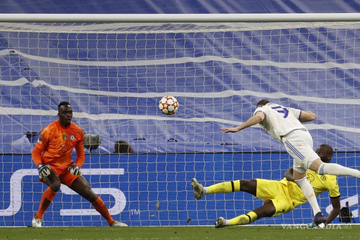 $!El delantero del Real Madrid Karim Benzemá (d, arriba) cabecea para marcar.