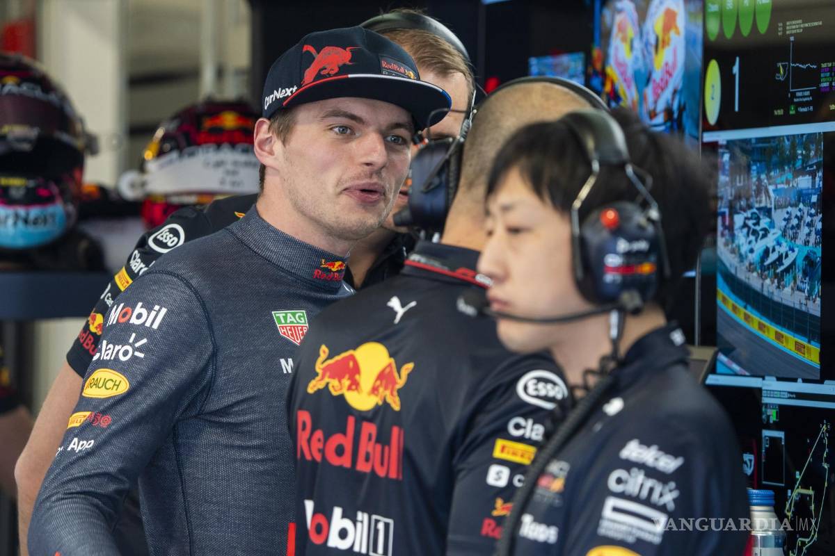 $!El piloto holandés Max Verstappen de Oracle Red Bull Racing reacciona en el garaje antes de los entrenamientos libres 1 durante el Gran Premio de F1 de Miami.