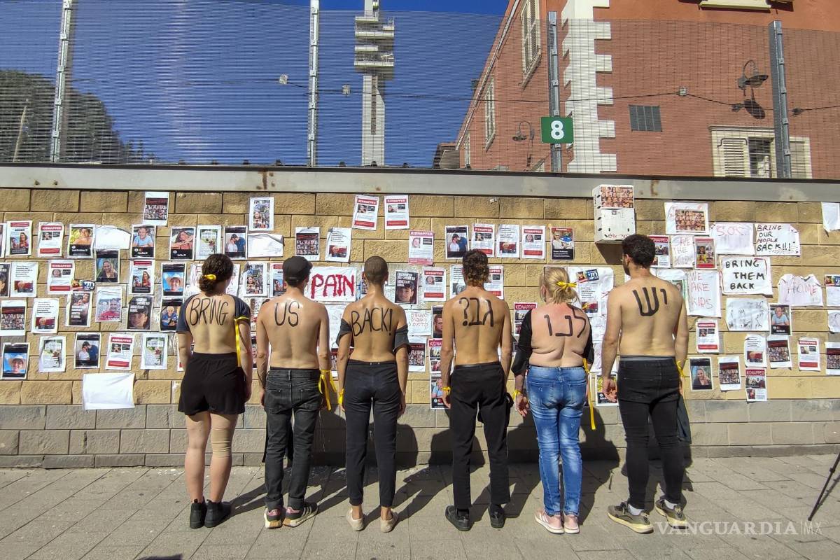 $!Varias personas piden el regreso de los rehenes secuestrados por Hamás en Tel Aviv, Israel.