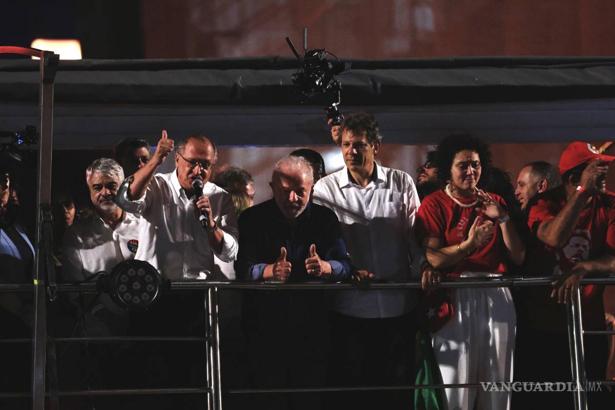 $!El exgobernador de Sao Paulo y vicepresidente electo Geraldo Alckmin (2-i) pronuncia un discurso durante un acto de Luiz Inácio Lula da Silva (c).