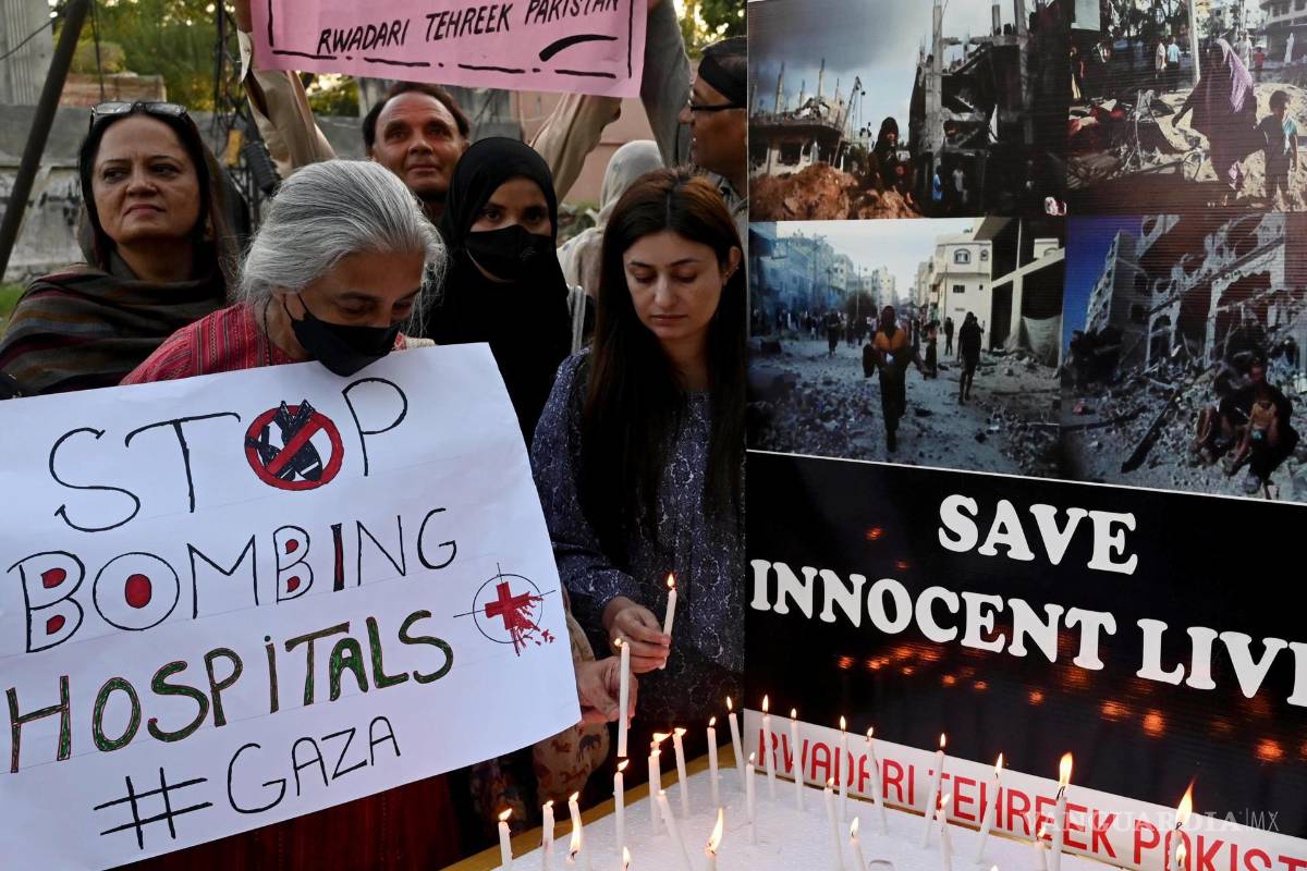 $!La gente enciende velas durante una vigilia celebrada en solidaridad con el pueblo palestino, tras un ataque a un hospital en la Franja de Gaza, en Lahore, Pakistán.