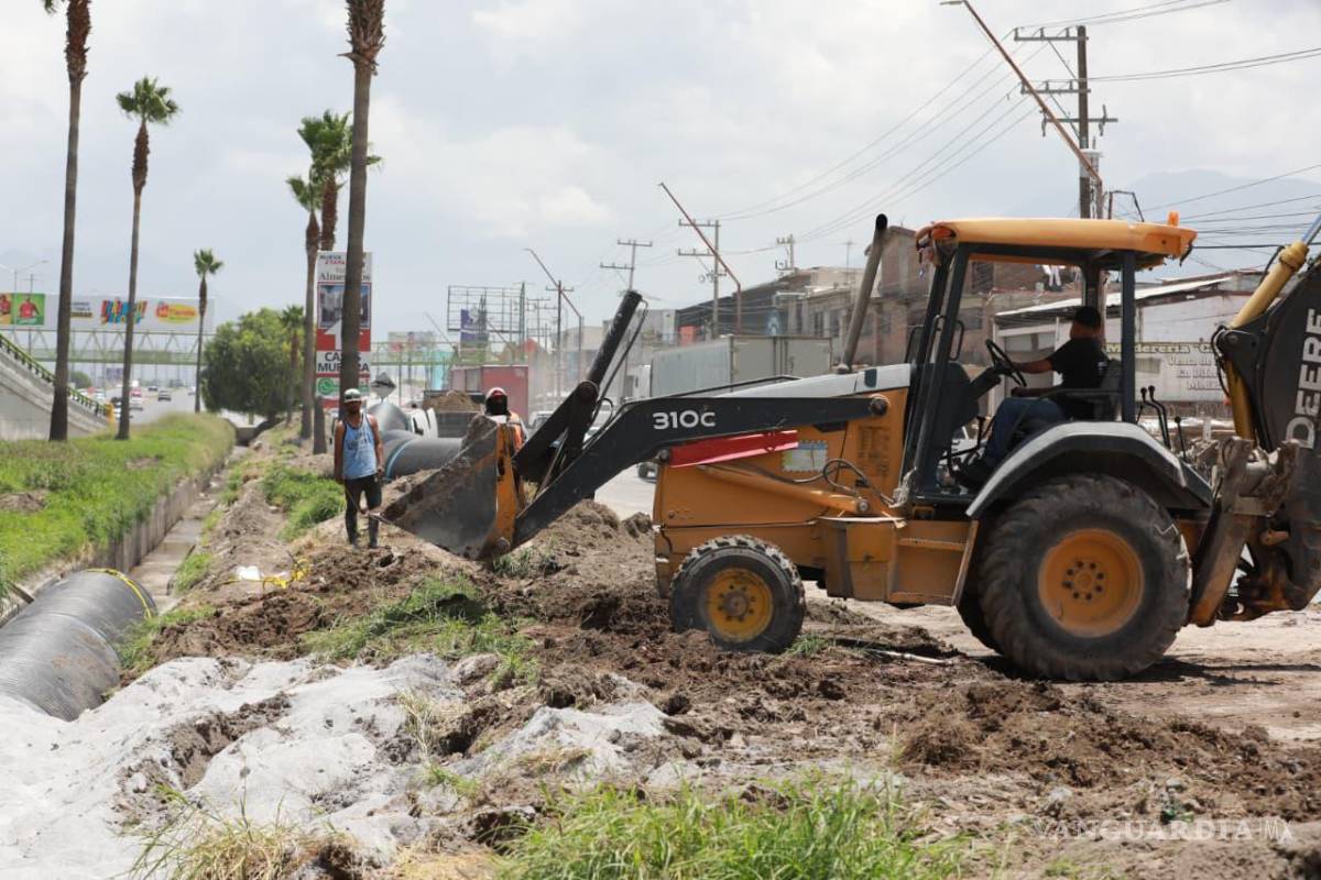 $!Maquinaria y personal municipal mantienen las acciones de limpieza y mantenimiento como parte del programa “Aquí Andamos”.