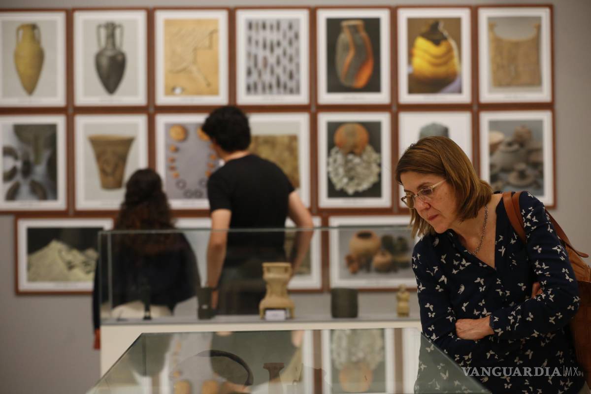 $!Una persona observa hoy, la exposición de Sharjah en el Museo de las Artes (MUSA), en el marco de la Feria Internacional del Libro de Guadalajara.