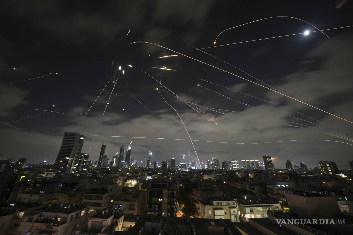 Drones y misiles en vuelo defensivo y ofensivo