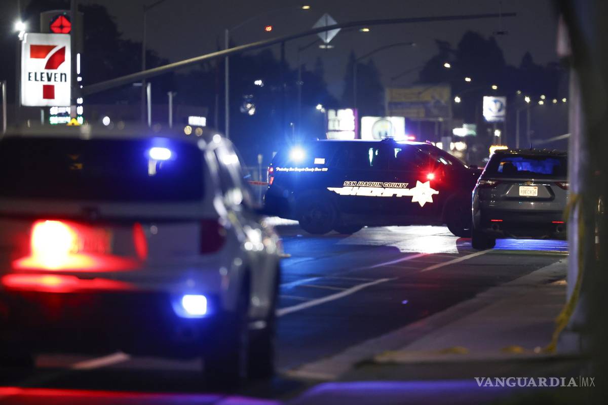 $!Personal de emergencias trabaja en la escena de un tiroteo masivo el sábado 29 de noviembre de 2025 en Stockton, California.