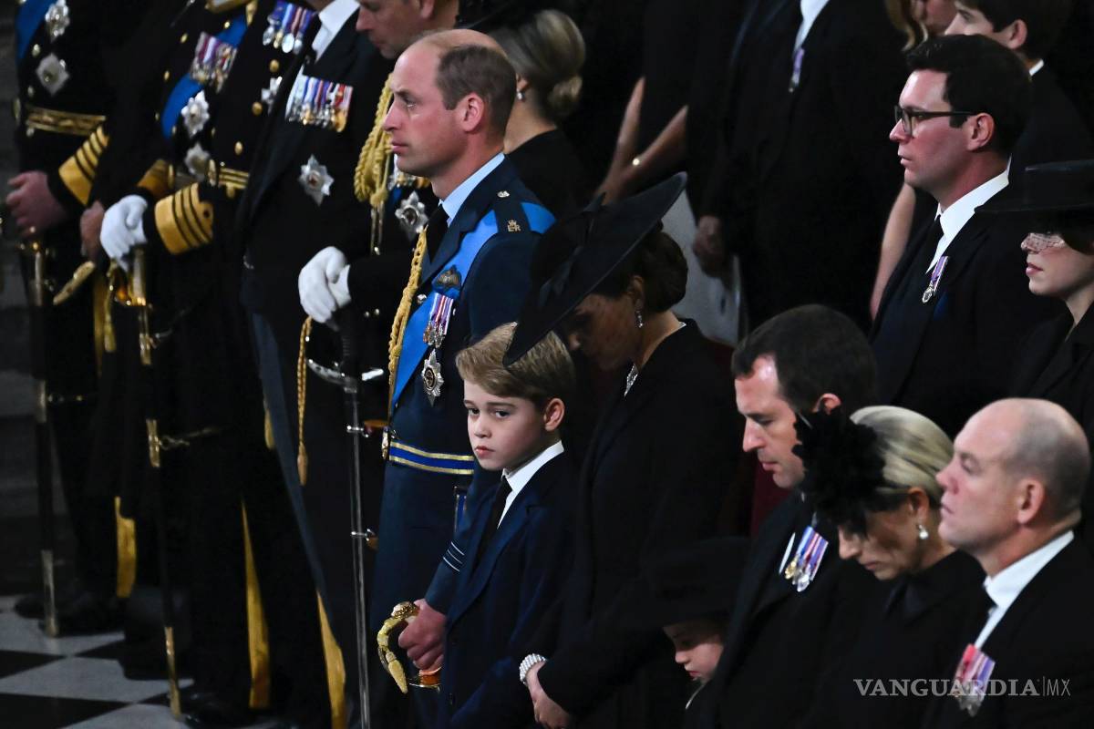 $!El príncipe William de Gran Bretaña (i) y el príncipe George asisten al funeral de la reina Isabel II en la Abadía de Westminster en el centro de Londres.