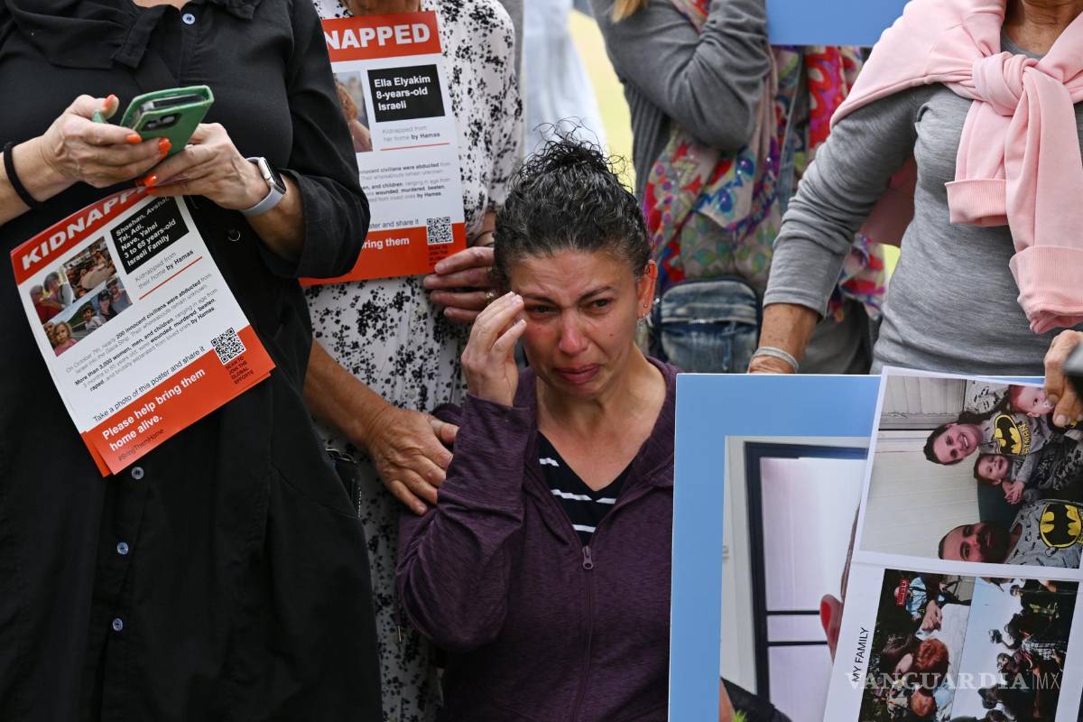 $!Michal (apellido omitido), cuyo familiar fue secuestrado por Hamás, se derrumba durante el lanzamiento de la campaña #SetThemFree en Sydney, Australia.