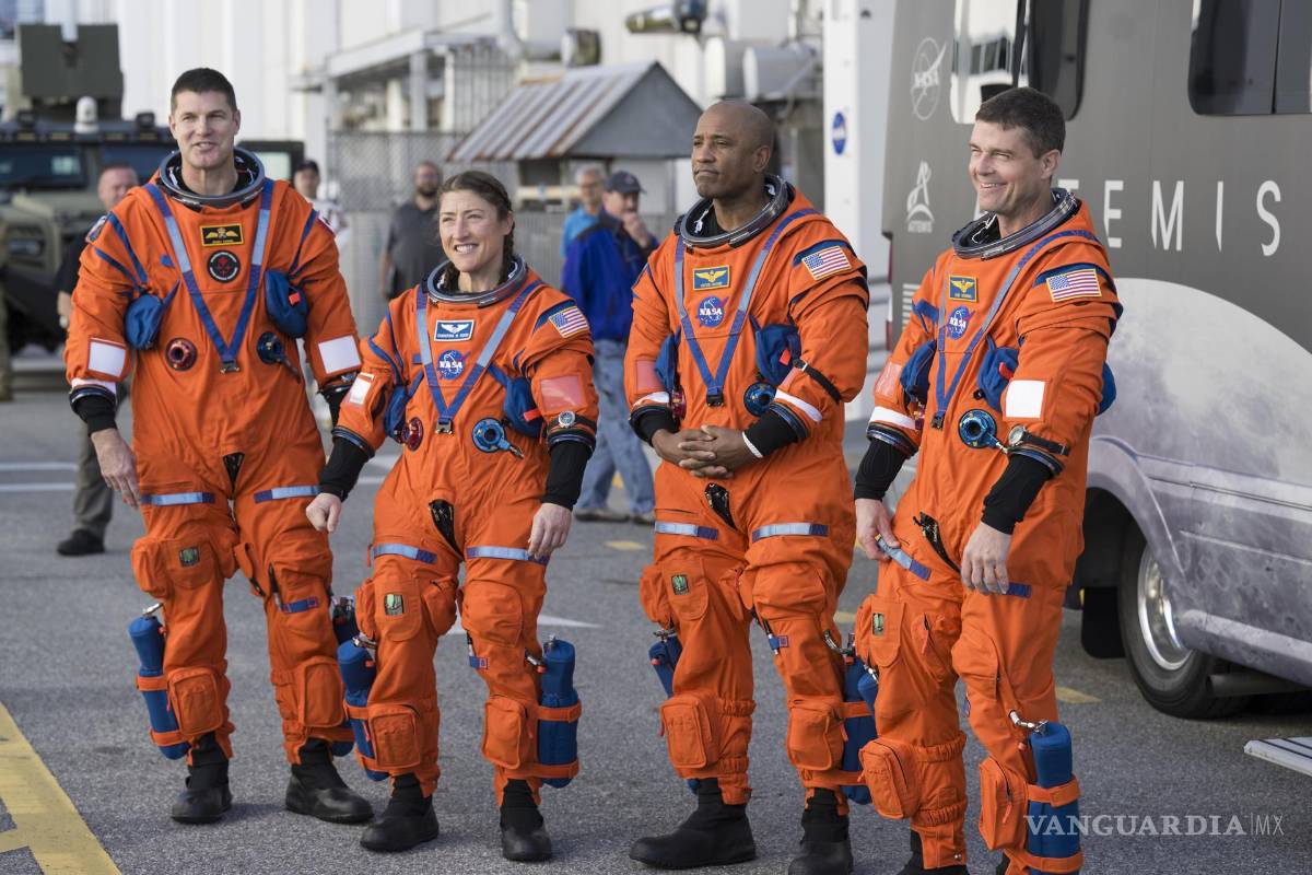 $!De izquierda a derecha, el astronauta de la Agencia Espacial Canadiense (CSA), Jeremy Hansen; la especialista de misión Christina Koch; el piloto Victor Glover,y el comandante Reid Wiseman.