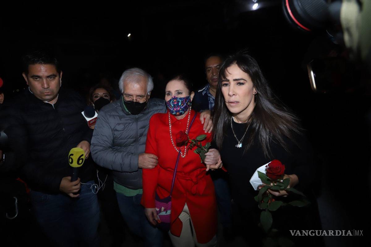 $!Rosario Robles (i) y Mariana Moguel Robles (d) cuando fue liberada por el cambio de la medida cautelar dictada por un juez.