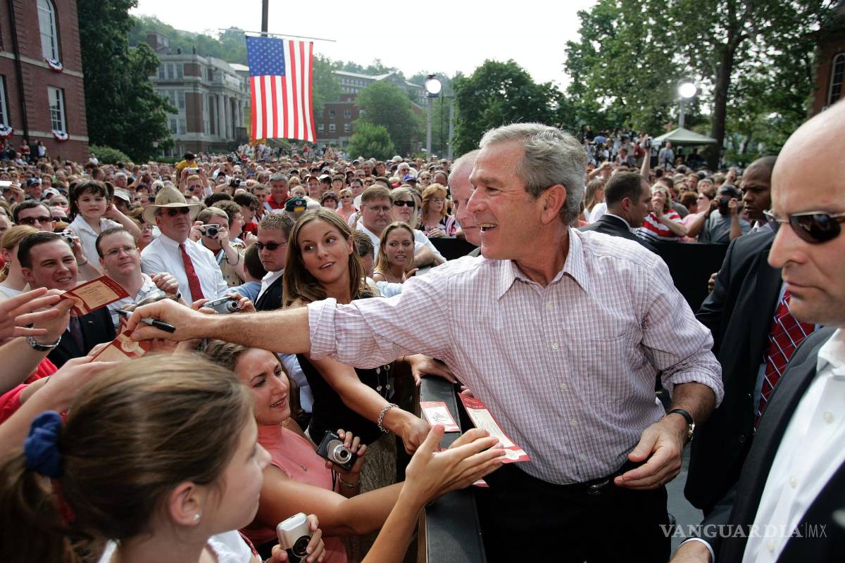 $!El presidente George W. Bush saluda a las personas en el Día de la Independencia en la Universidad de West Virginia en Morgantown el 4 de julio de 2005.