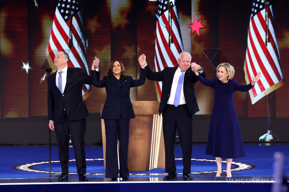 $!La candidata demócrata Kamala Harris, el segundo caballero Doug Emhoff , el candidato demócrata a la vicepresidencia Tim Walz y su esposa Gwen Walz.