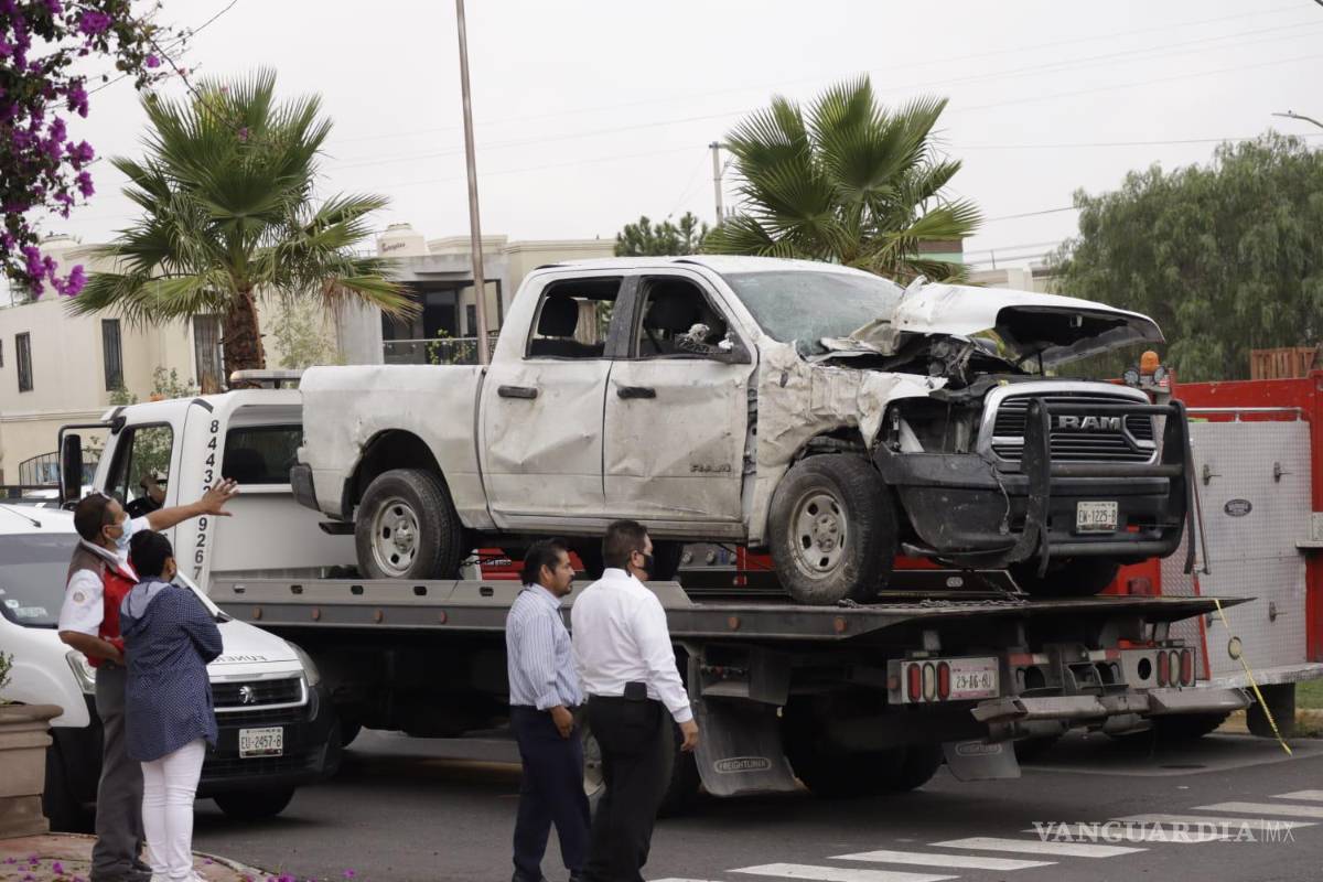 $!Vehículo perteneciente a la FGE, estacionado fuera del domicilio al momento de la explosión.