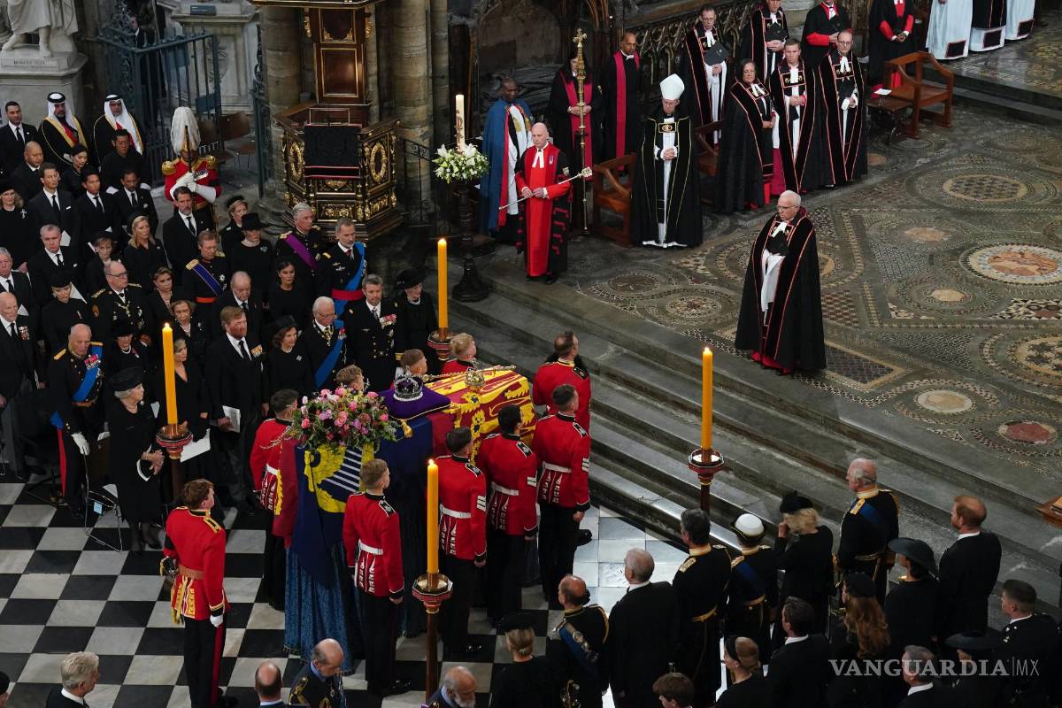 $!El ataúd se coloca cerca del altar en el funeral de estado de la reina Isabel II, celebrado en la Abadía de Westminster, Londres.