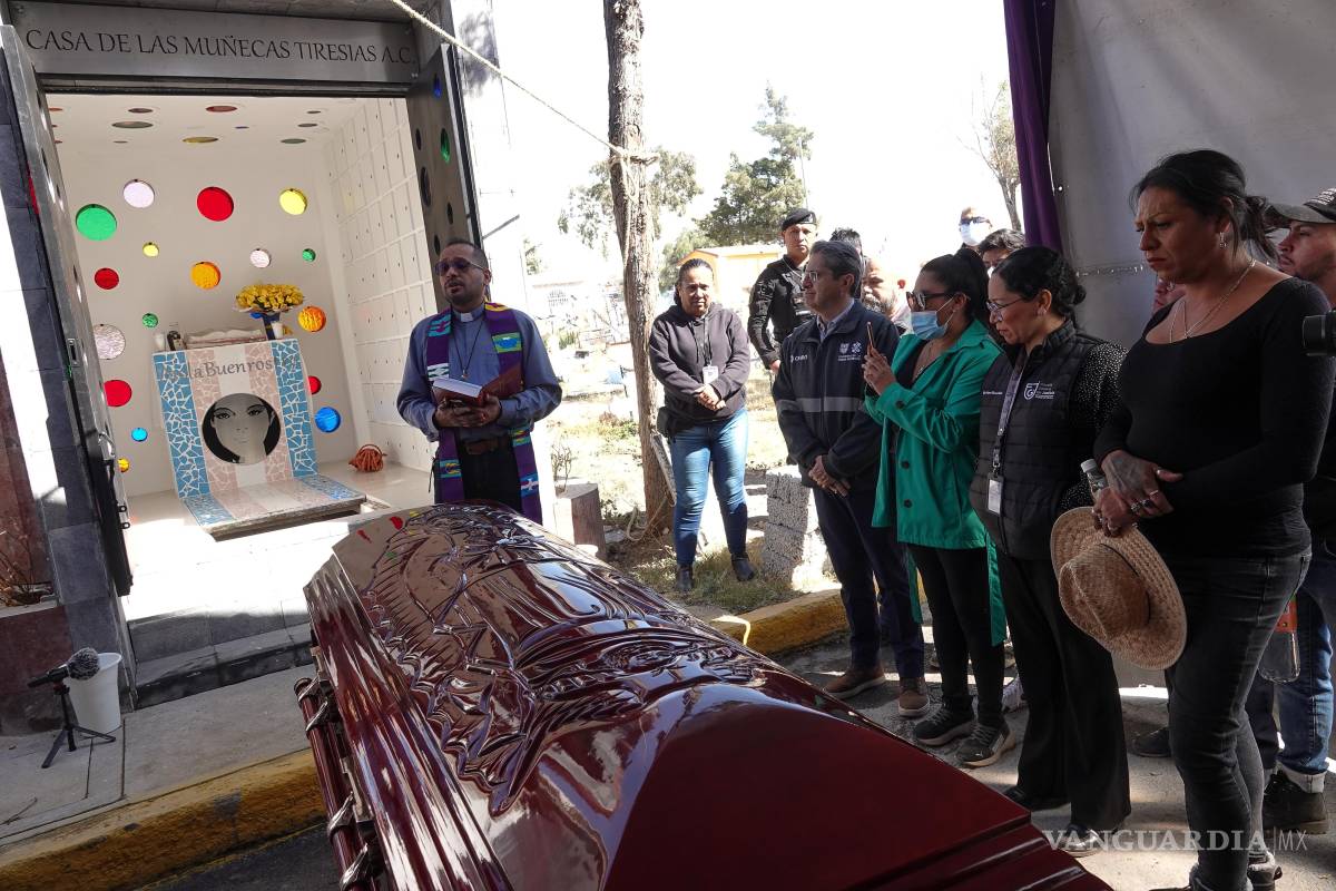 $!CIUDAD DE MÉXICO, 27 FEBRERO 2024. Kenya Cuevas, activista y defensora de los derechos de las mujeres trans, acompañada de amigas de Paola Buenrostro, asistieron a la exhumación de sus restos y el traslado al Mausoleo Casa de las Muñecas Tiresias en el Panteón de San Lorenzo Tezonco, alcaldía Iztapalapa.