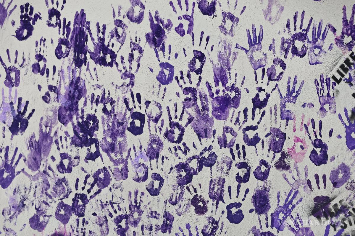 $!Cientos de huellas quedaron plasmadas en paredes del puente inferior de la calle Allende, como muestra de protesta por abusos contra la mujer.