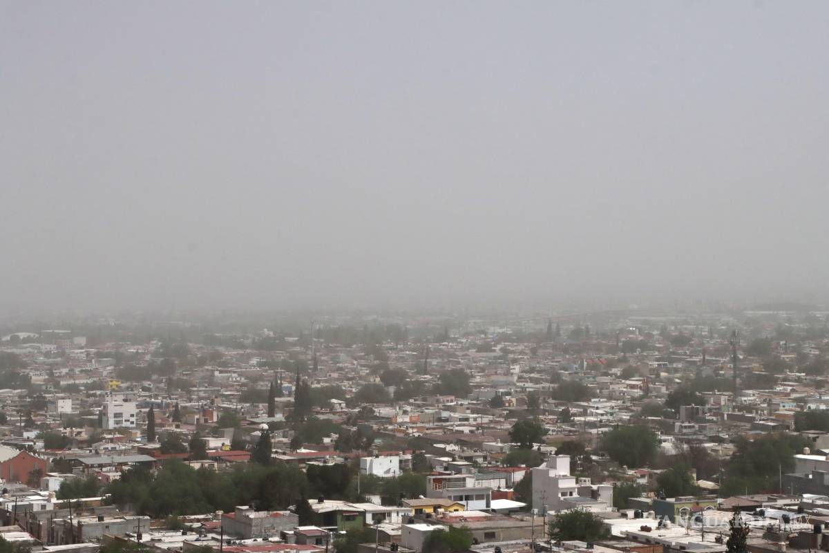 $!Es la segunda vez en el mes que Saltillo queda bajo una densa nube de polvo.