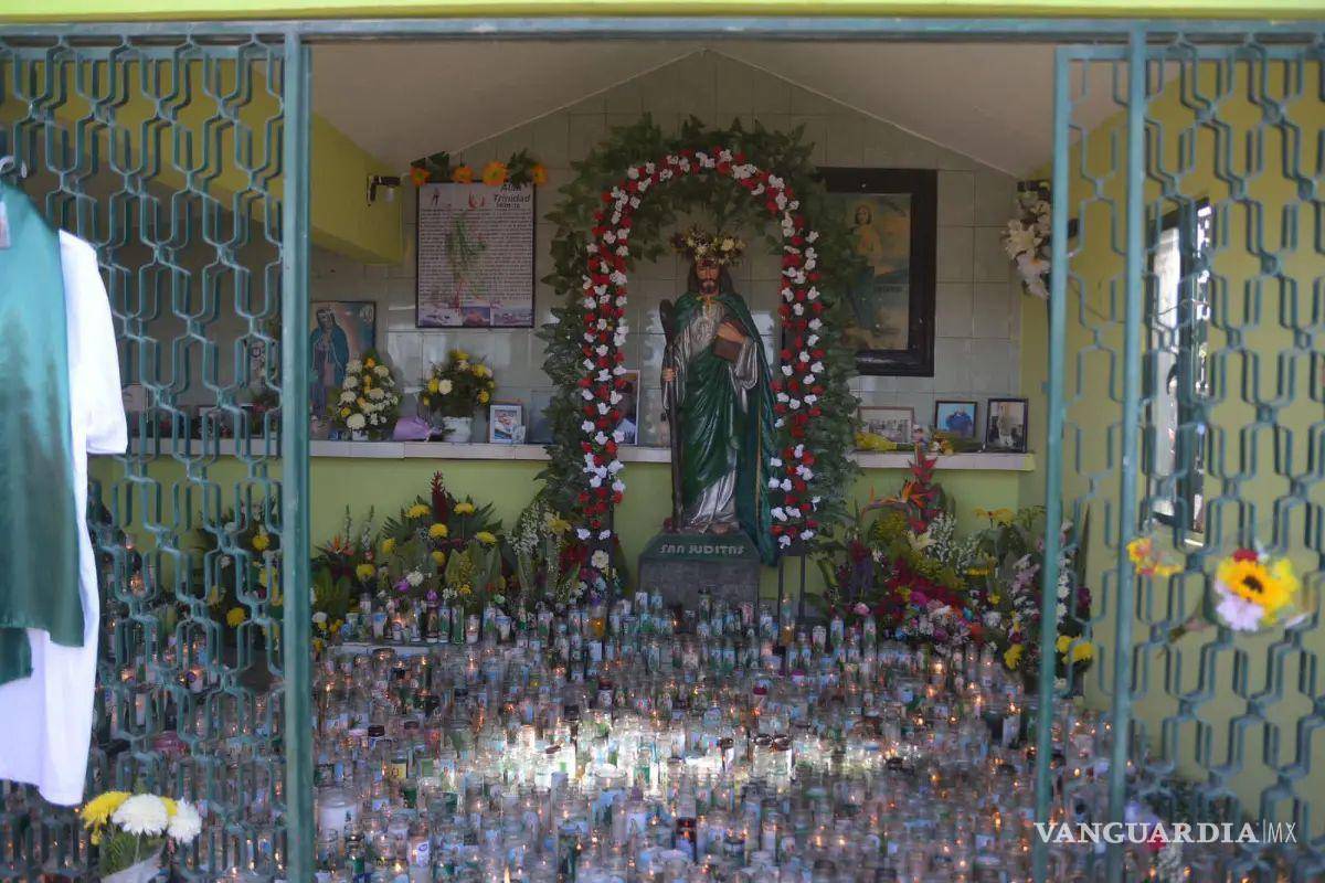 $!Miles desfilan por el sitio donde está colocada la efigie, a la que le dejan veladoras.