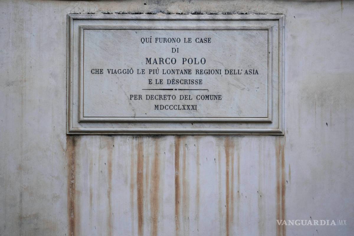 $!Una placa de mármol, en italiano, indica que “Estas fueron las casas de Marco Polo, que viajó a las regiones más lejanas de Asia y las describió”.