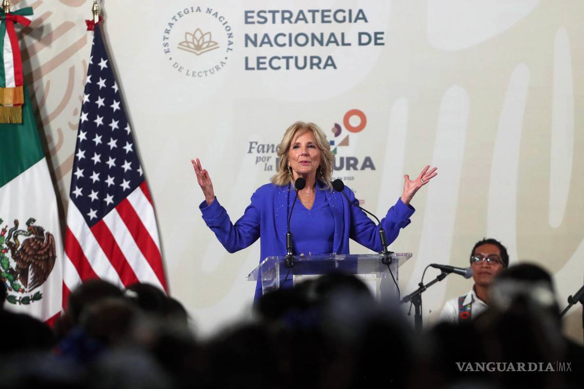 $!La primera dama de Estados Unidos, Jill Biden, habla durante un fandango por la lectura celebrada en el Palacio Nacional en Ciudad de México.