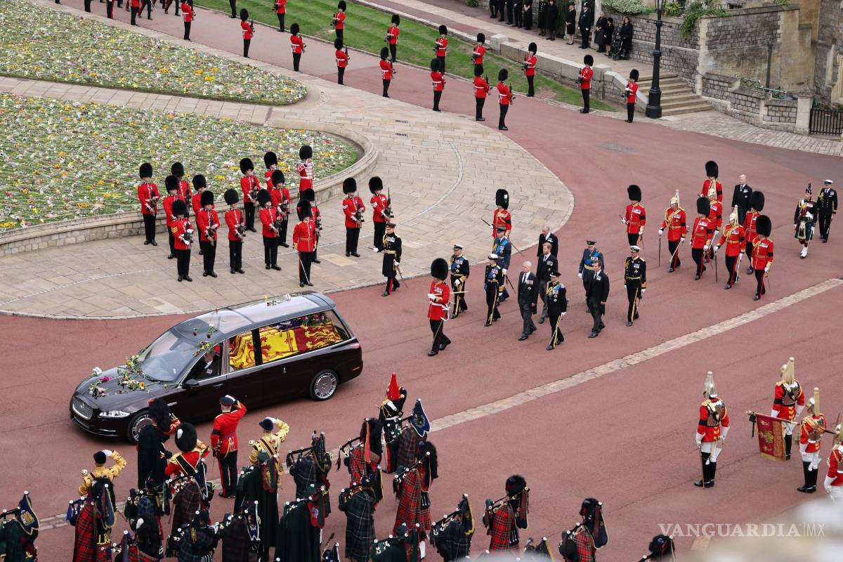$!El ataúd de Su Majestad llegando en el coche fúnebre estatal al Castillo de Windsor después de una procesión fúnebre estatal de la reina Isabel II en Londres.