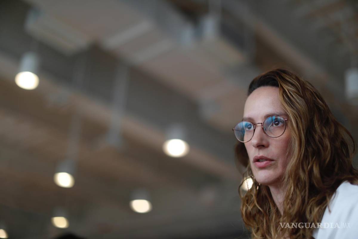 $!En la imagen, la directora ejecutiva de The Trevor Project, Edurne Balmori, habla durante una entrevista con EFE en la Ciudad de México (México).