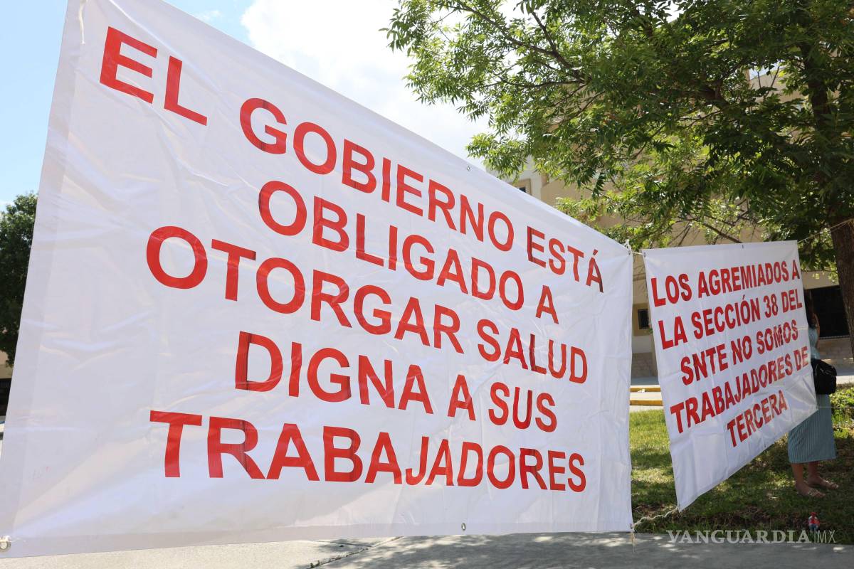 $!Maestros jubilados se manifestaron frente al servicio médico de la Sección 38.