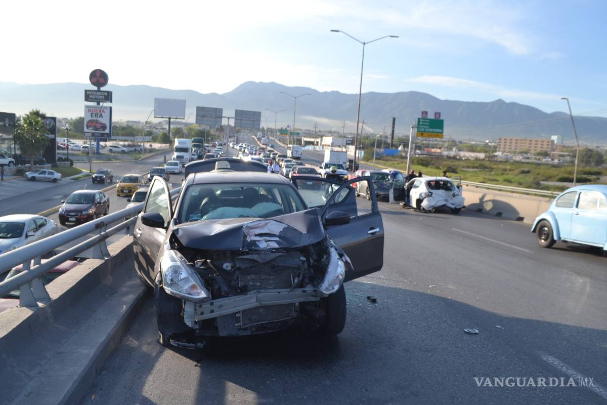 Le falla en puente y provoca carambola en Saltillo