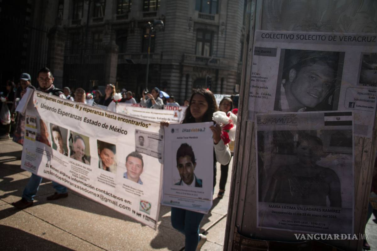 $!Protestan por sus desparecidos frente al Palacio Nacional (fotogalería)