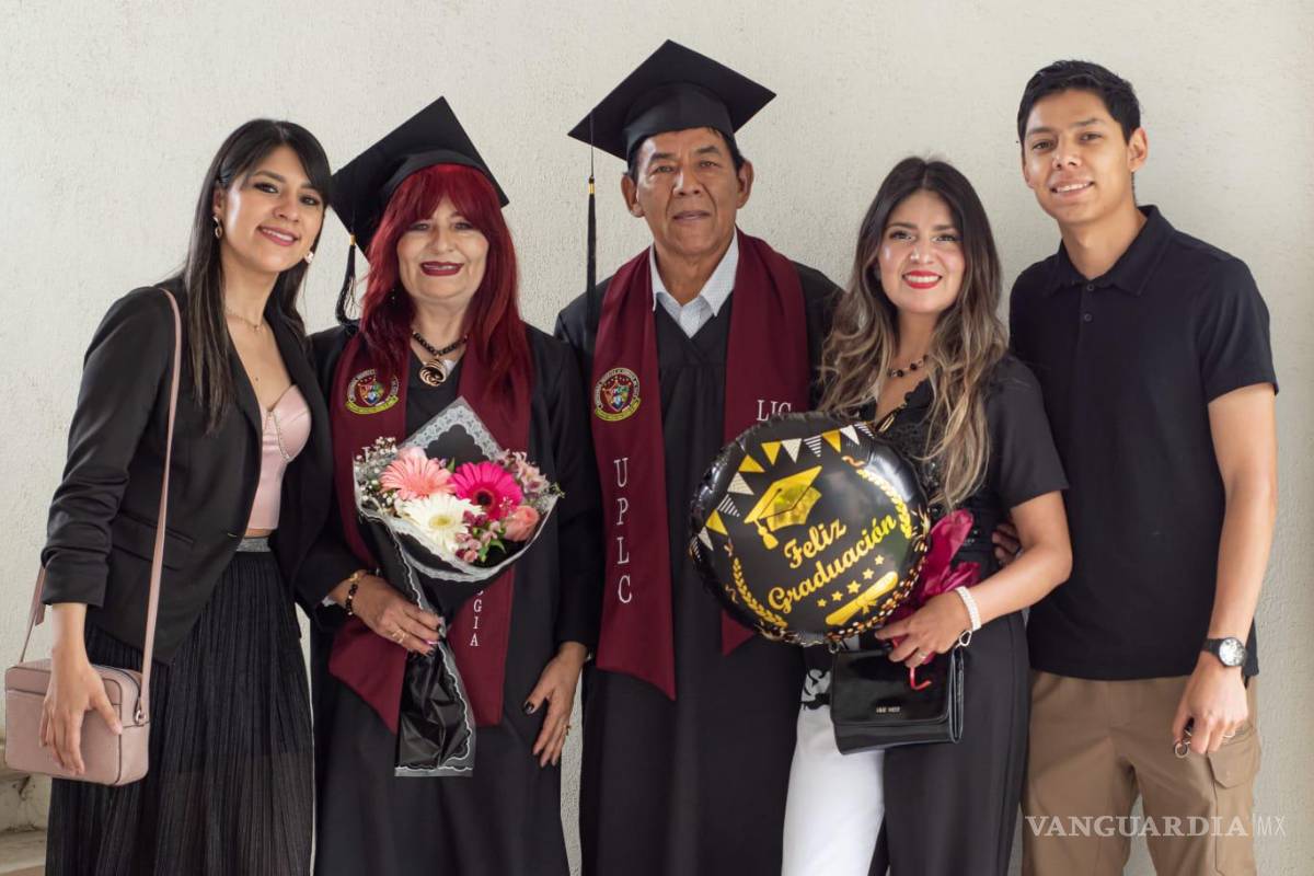 $!Familiares y miembros de la congregación acompañaron la ceremonia de graduación.