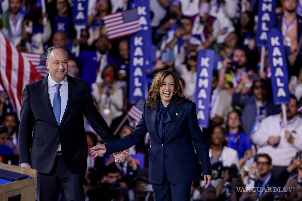 $!La candidata presidencial demócrata y vicepresidenta, Kamala Harris , y su esposo, el segundo caballero Doug Emhoff , en la Convención Nacional Demócrat.