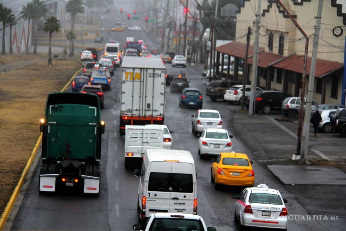 $!Helada en Saltillo provoca caos vial, cierran puentes por presencia de hielo